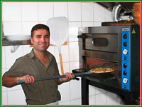 Ristorante Pizzeria Mamma Leone - Cheffkoch Benji am Pizzaofen